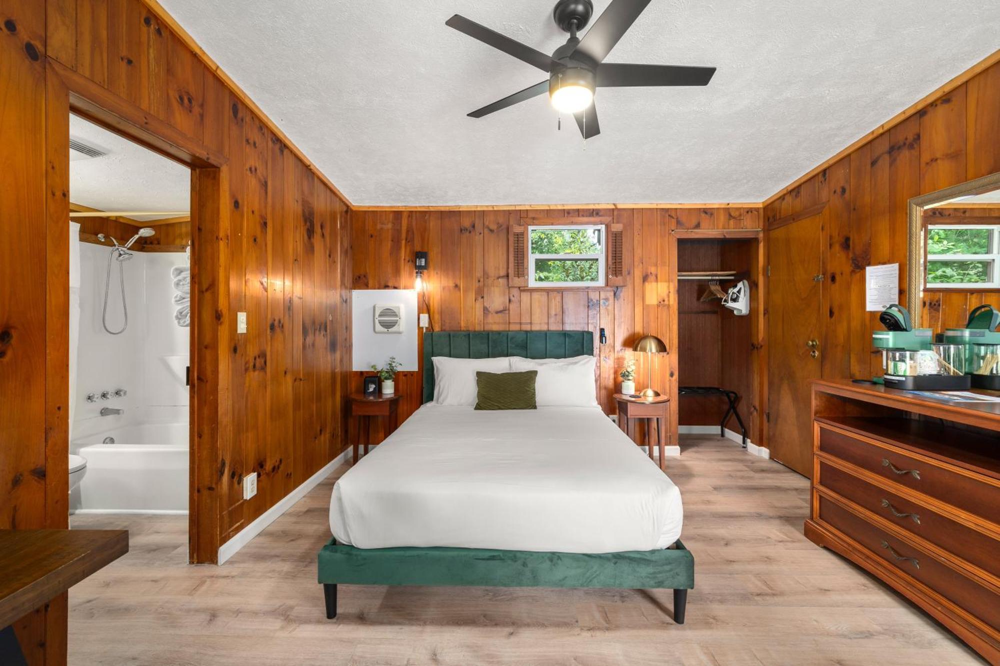 Cedarwood Inn Хендерсонвилл Экстерьер фото