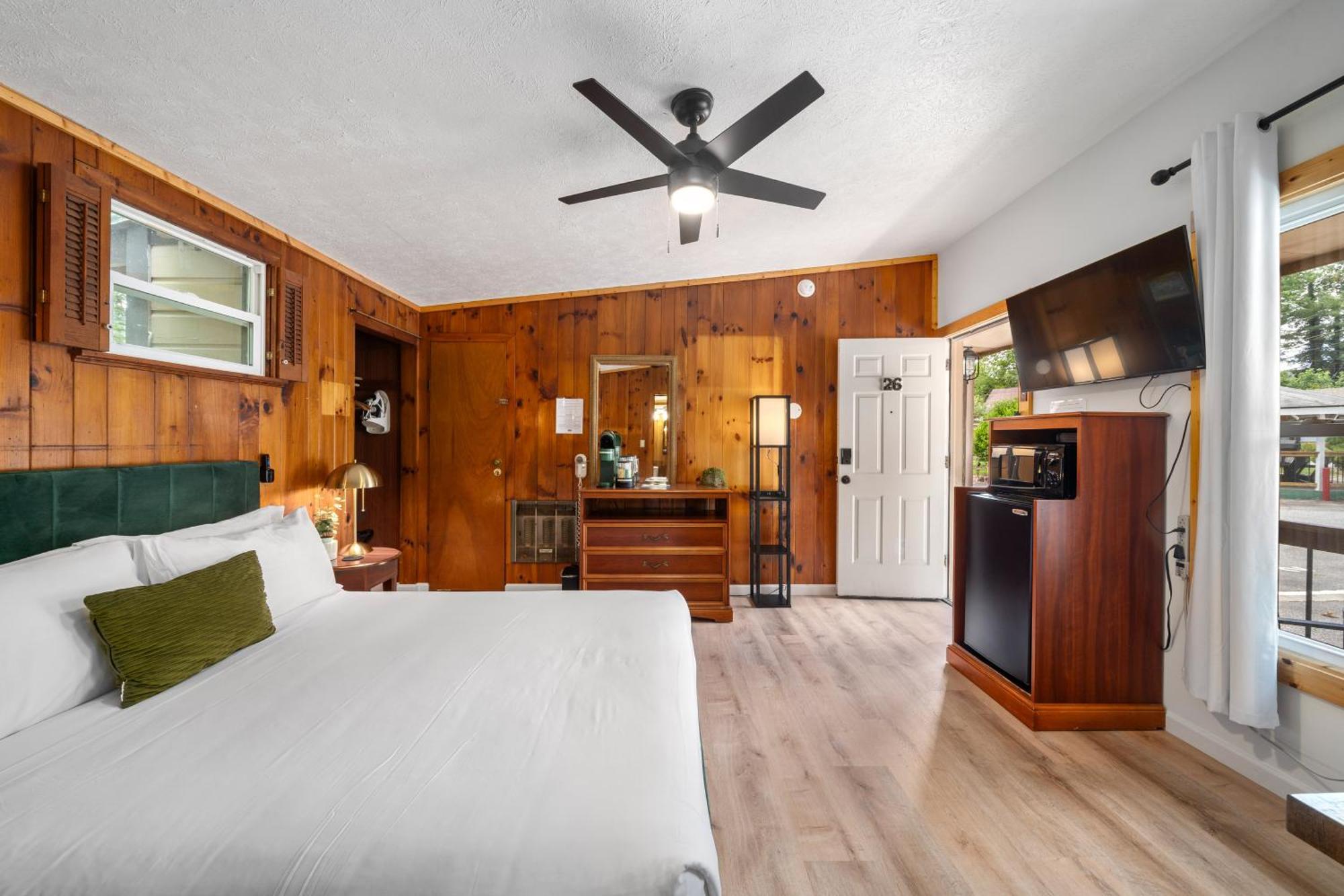Cedarwood Inn Хендерсонвилл Экстерьер фото