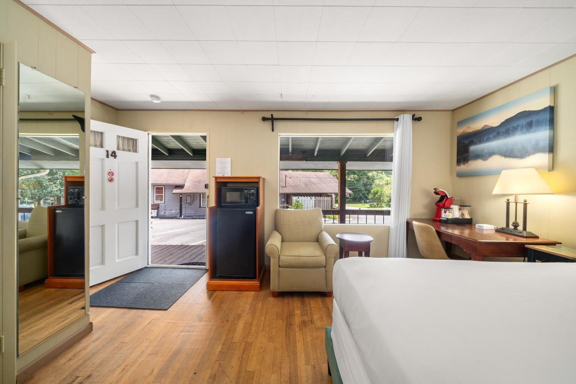 Cedarwood Inn Хендерсонвилл Экстерьер фото