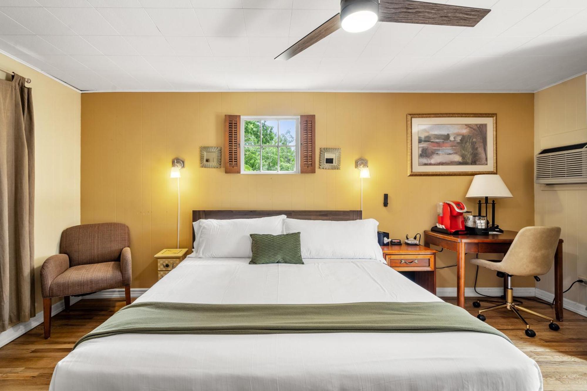 Cedarwood Inn Хендерсонвилл Экстерьер фото