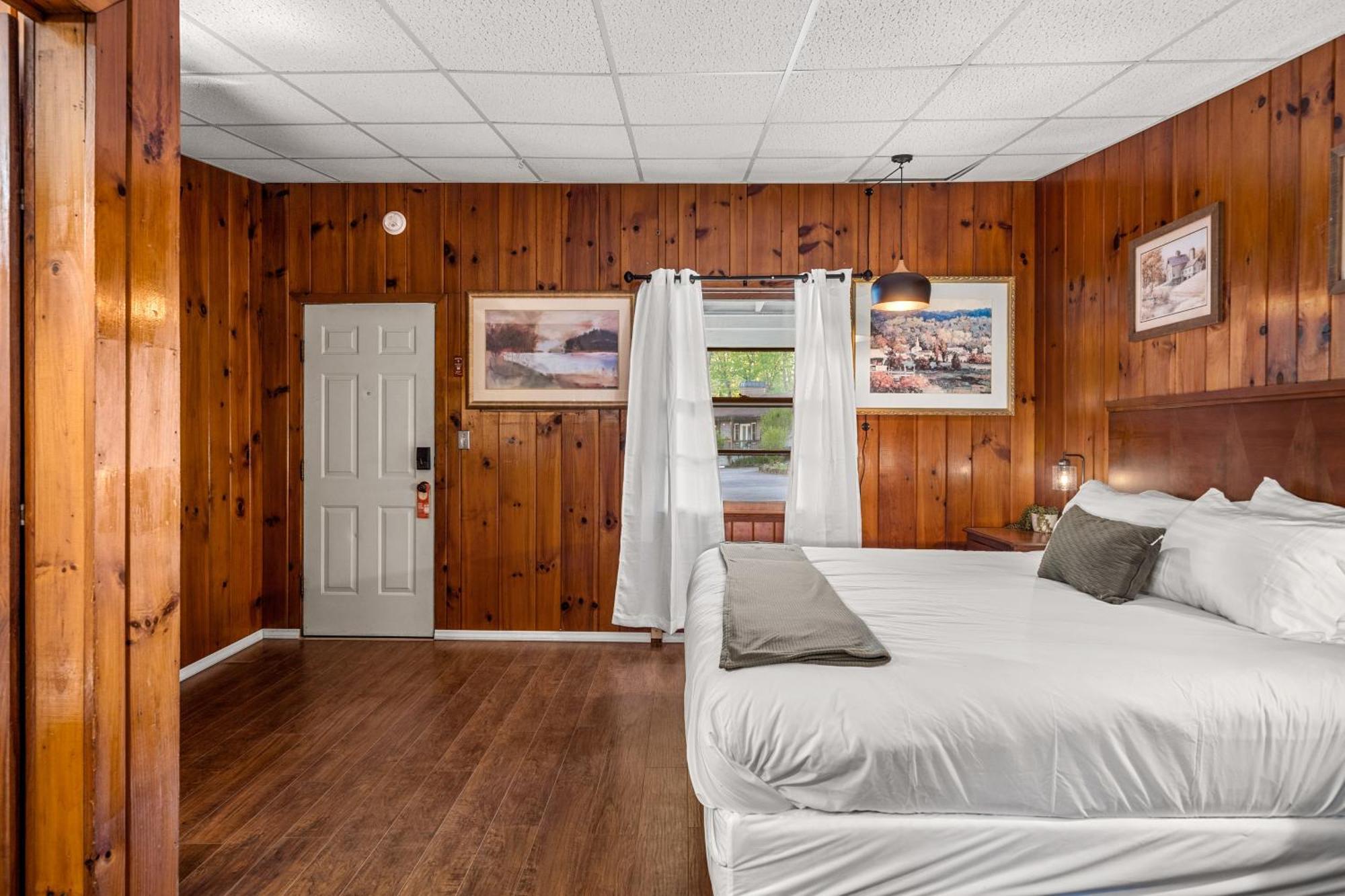 Cedarwood Inn Хендерсонвилл Экстерьер фото
